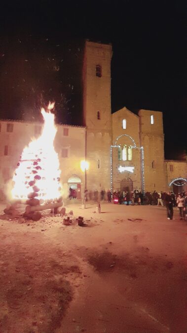 Fiaccola davanti all'abbazia